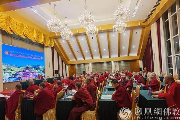 赤峰市佛教协会会长旦却坚赞为参训僧众讲授《萨迦格言》（图片来源：凤凰网佛教 摄影：王万伟）