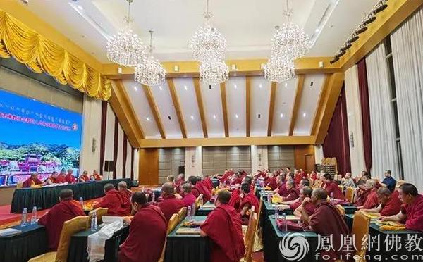 赤峰市佛教协会会长旦却坚赞为参训僧众讲授《萨迦格言》（图片来源：凤凰网佛教 摄影：王万伟）