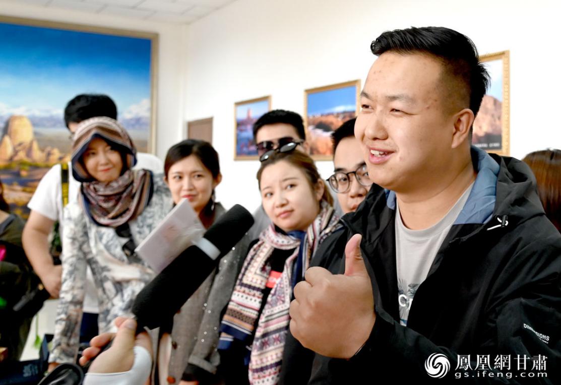 网络名人及媒体人品鉴瓜州特色农产品,情不自禁为之点赞。肖刚 摄