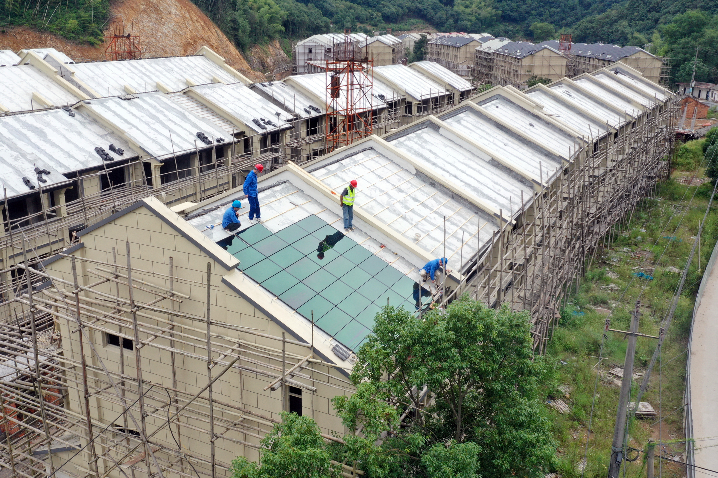 全国首个碲化镉薄膜电池光伏屋顶（BIPV）光伏村项目在宁波开工