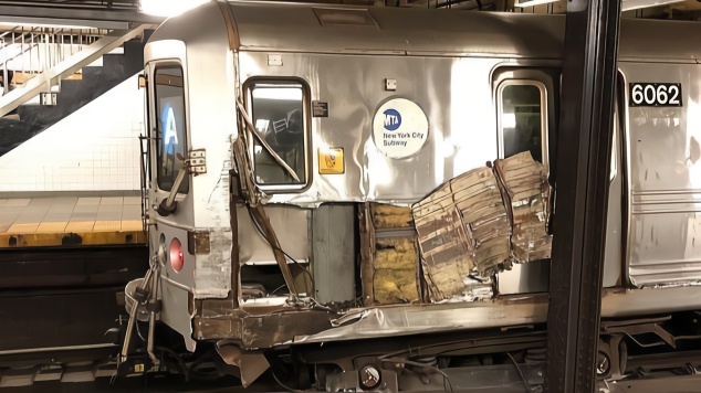 纽约地铁站内有人向铁轨扔杂物 一地铁列车脱轨撞柱