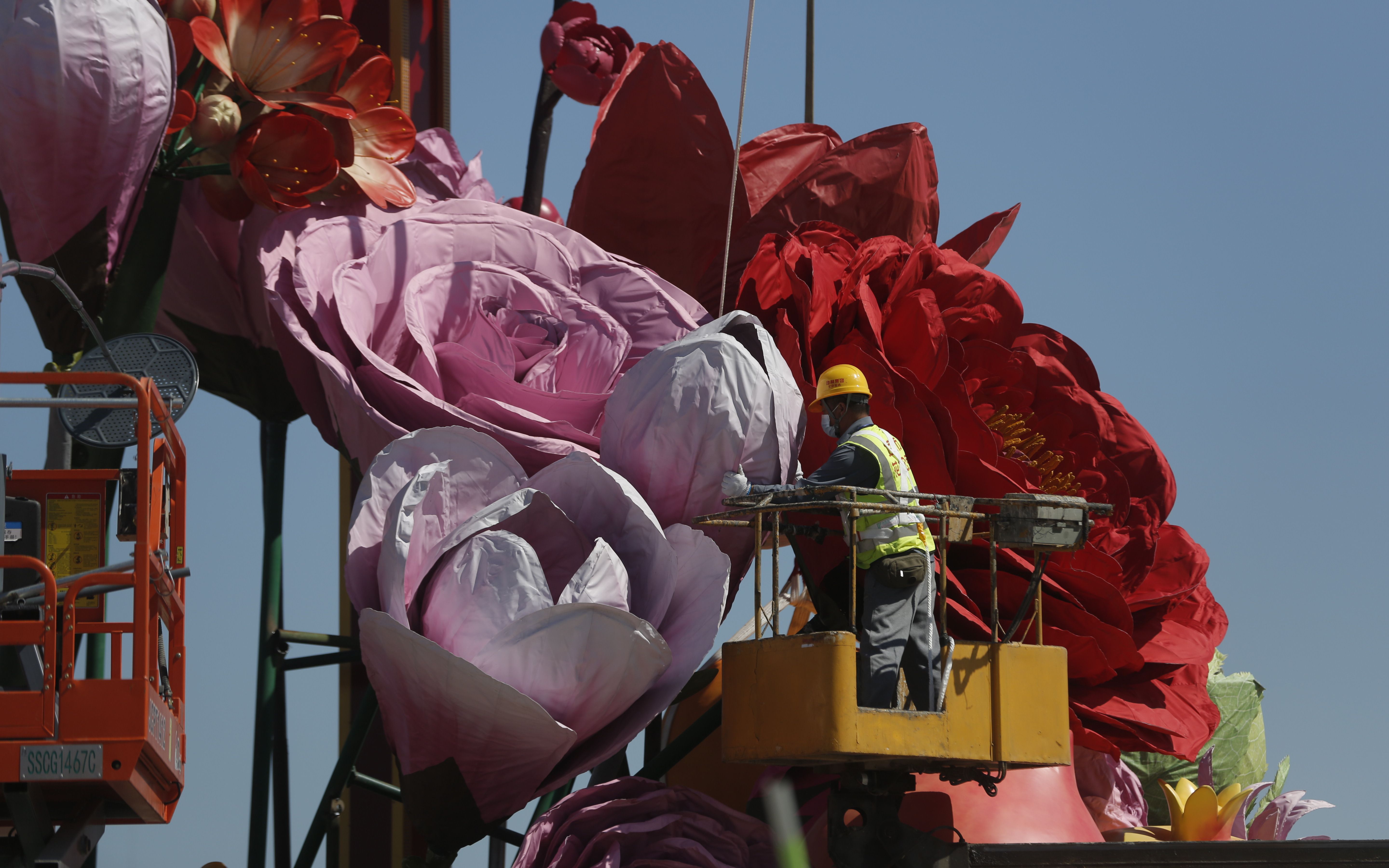 18日,工作人员对吊装好的花卉组件进行安装固定。新京报记者 侯少卿 摄