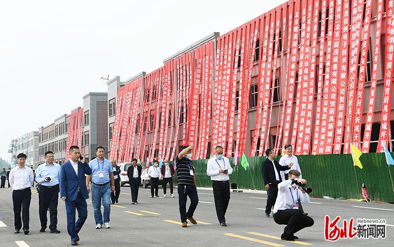 9月24日，河北定州北方厨具新城一期工程正式开园。图为各地客商在参观园区。通讯员白永民摄