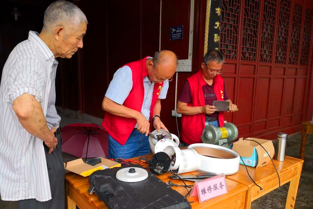60岁的志愿者黄国平为镇上乡亲们免费提供维修，磨刀等服务