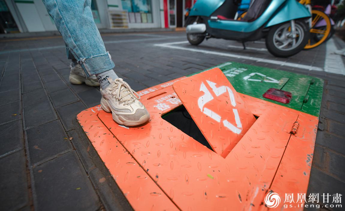 适应多风少雨天气的地埋式垃圾箱在金昌街头随处可见，方便实用“一脚蹬”。杨艺锴 摄
