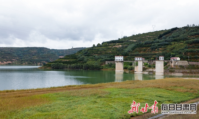 库区附近的青山