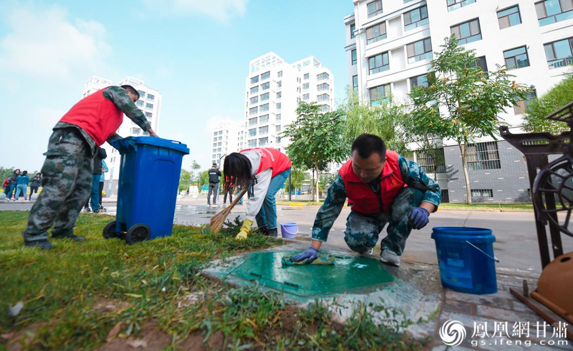金昌市退役军人志愿服务突击队在“包帮”小区清扫卫生 杨艺锴 摄