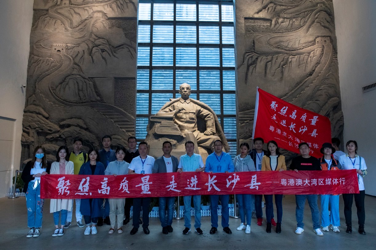 媒体团一行在田汉文化中心合影留念。