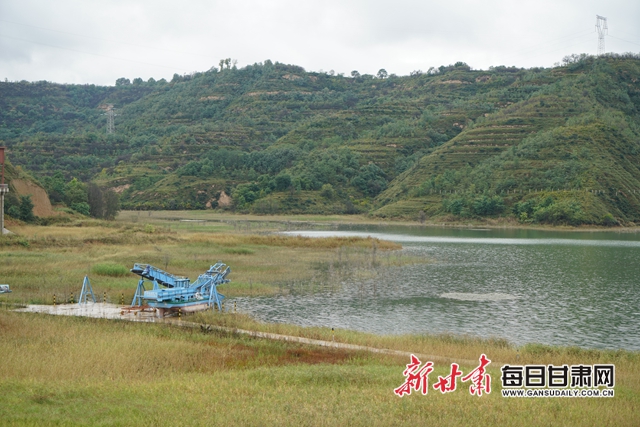 位于库区的清漂船