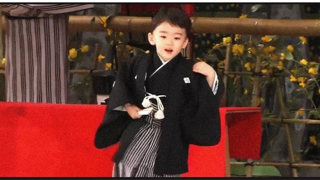 日本歌舞伎贵公子 软萌团子成了美少年 被全日本围观长大 凤凰网