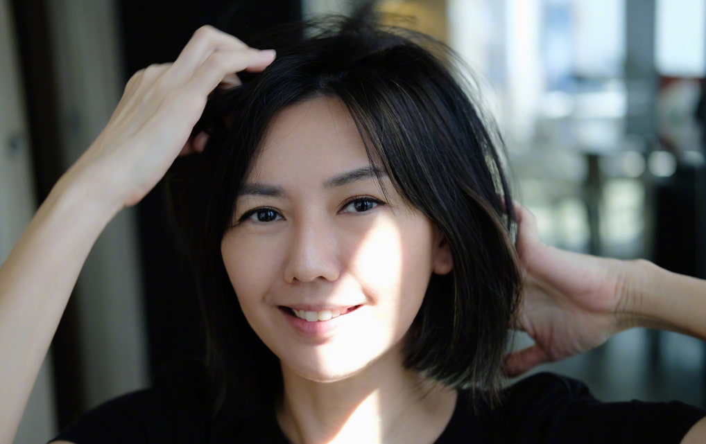 孙燕姿近照肤白貌美,42岁依旧清丽如少女