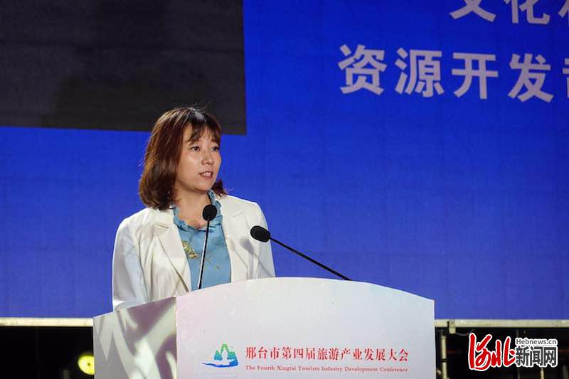 9月19日晚,邢台市第四届旅发大会在沙河市红石沟休闲生态农场启幕。图为张晓莉致辞 杜船摄