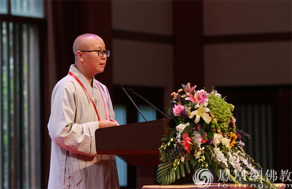 贤估法师宣讲“如何依教修学”（图片来源：凤凰网佛教）