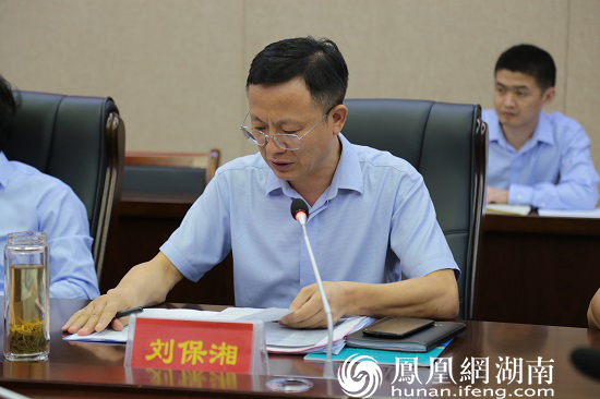 常德市公共资源交易中心主任刘保湘汇报工作情况