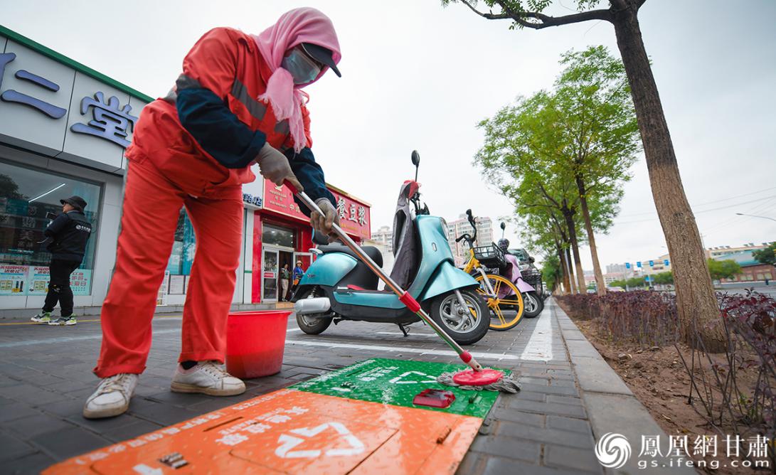 金昌市街头采用地埋式垃圾箱，既节省地面空间，也更适合多风少雨的使用环境。杨艺锴 摄