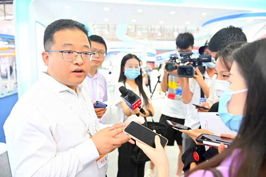 林涛董事长接受记者采访
