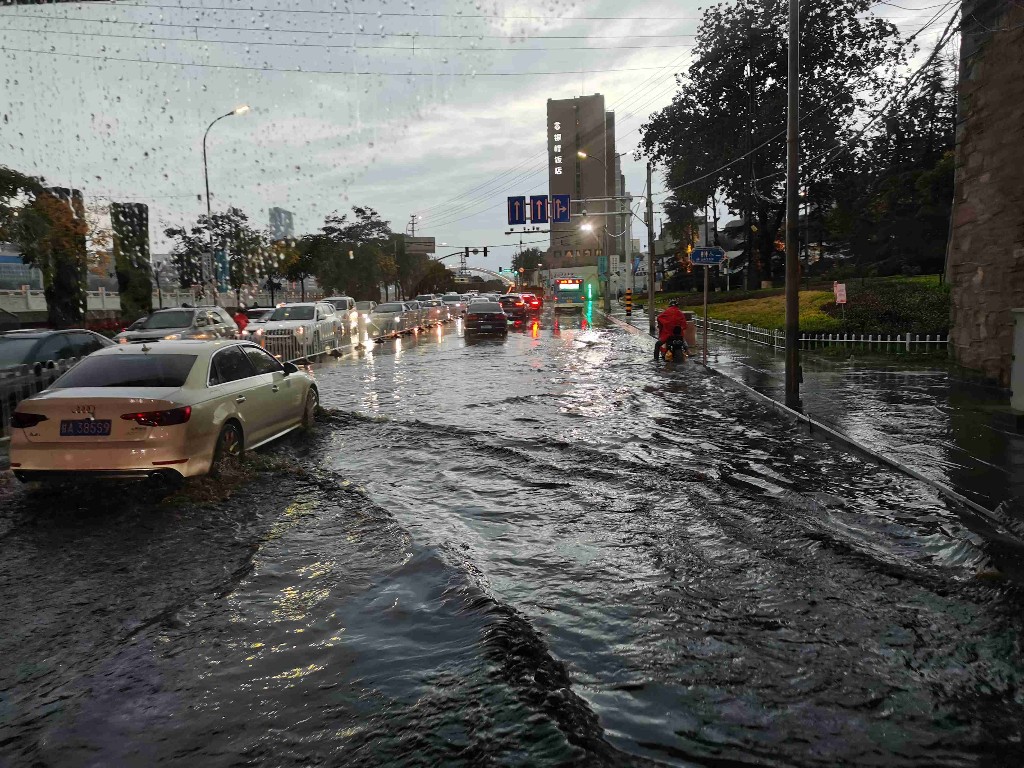 9月22日傍晚，兰州遇强对流天气。这是雨后的兰州城关黄河桥北滨河路面上形成的积水。记者 王占东 摄