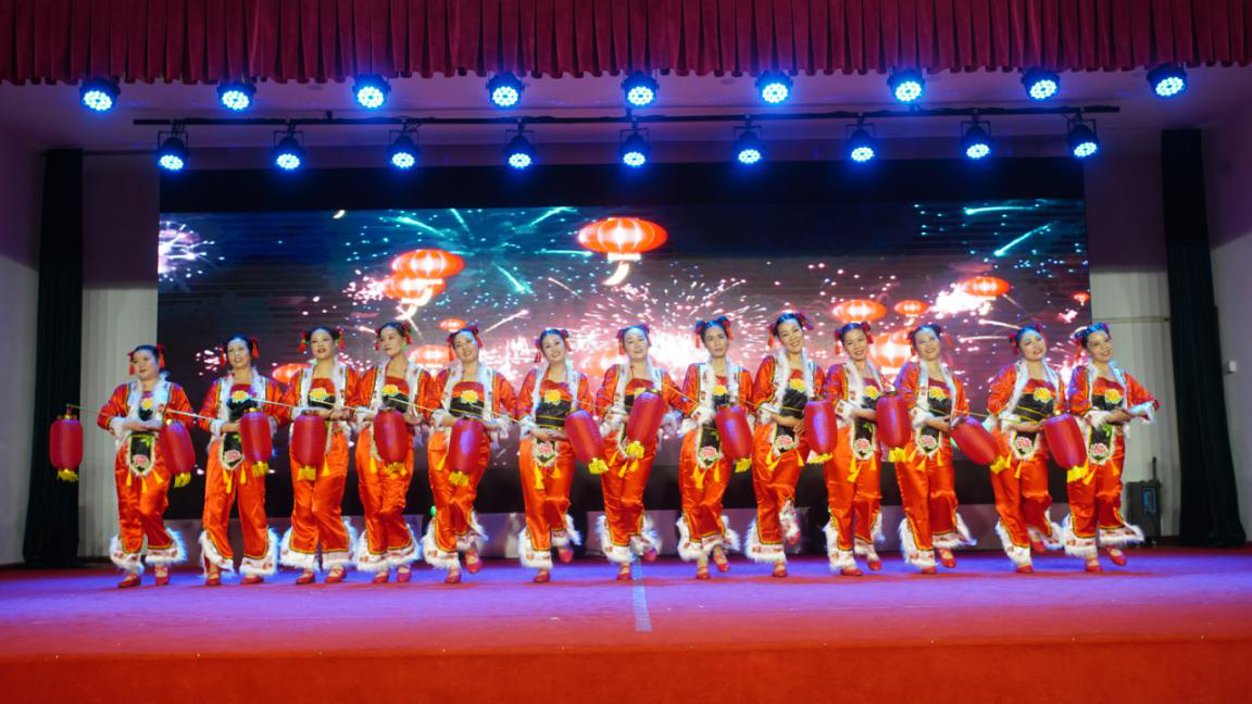 ▲姜山镇顾家村舞蹈队《红灯笼》