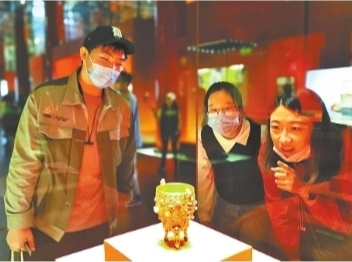 丹宸永固——紫禁城建成六百年》展上，著名的金瓯永固杯吸引了观众驻足。