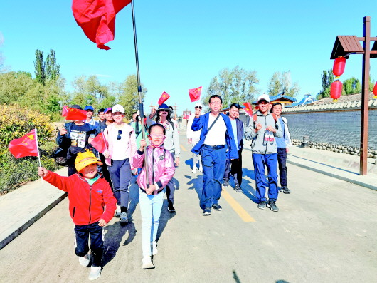 市民在肃州区西洞镇新东玉源民俗村游玩