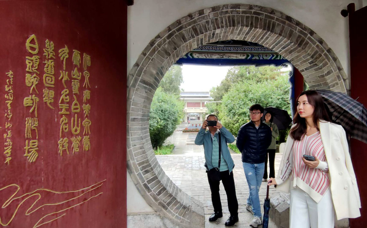 于右任畅游西汉酒泉胜迹时,作《天净沙·酒泉道中》:酒泉酒美泉香,雪山雪白山苍。多少名王名将,几番回首,白头醉卧沙场。