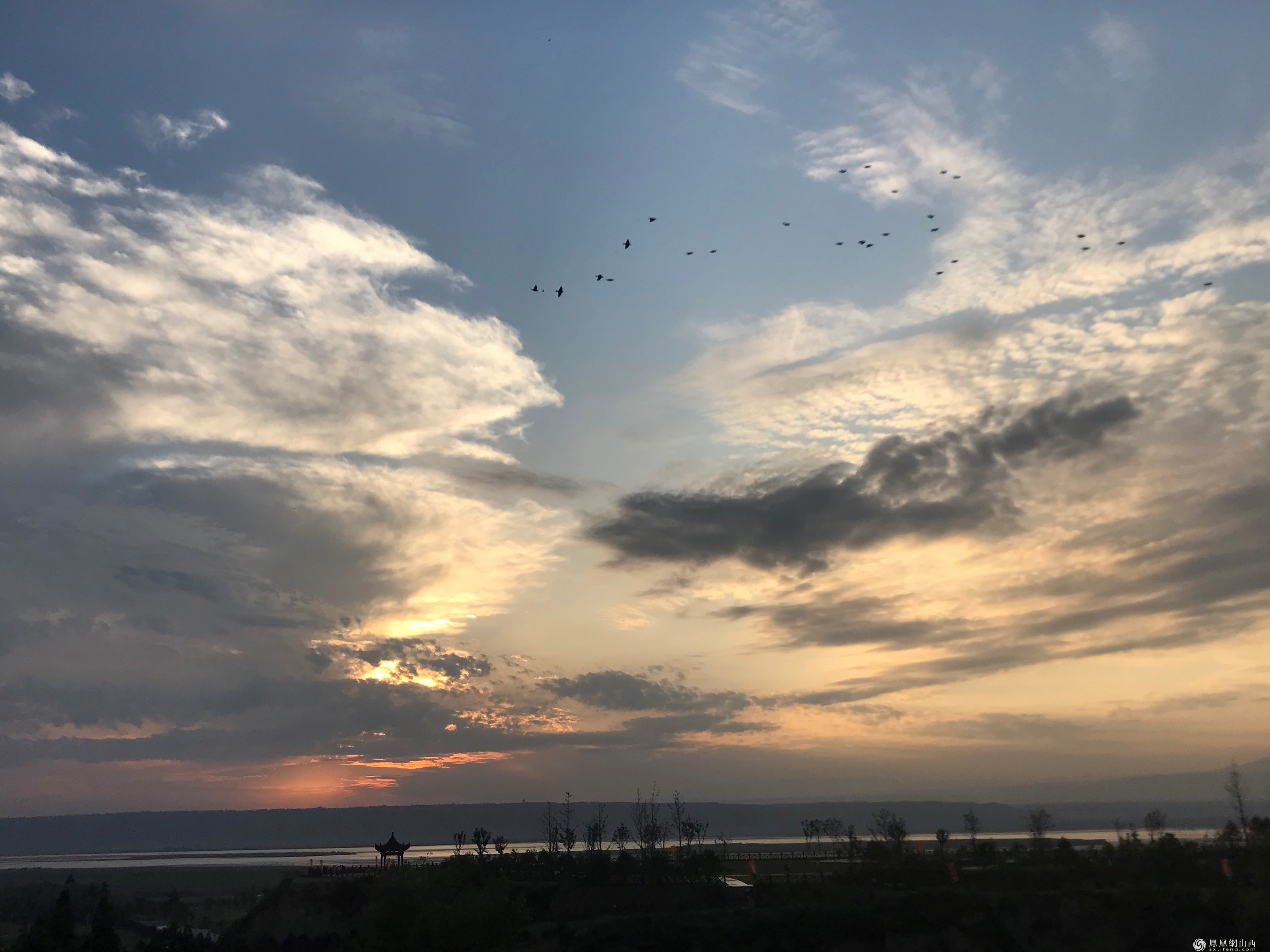 图为汾河入黄口流域风光