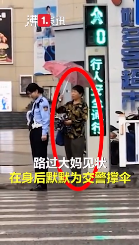 老奶奶被让座后，举起手机打亮了光