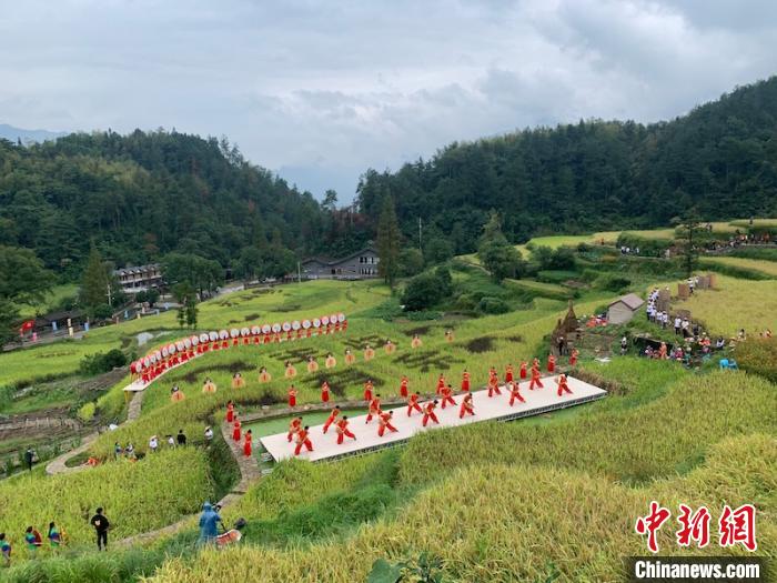 村民庆贺丰收 奚金燕 摄