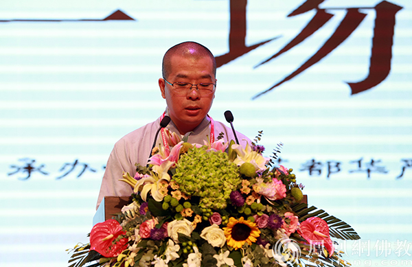 隆照法师宣讲“如何依教修学”（图片来源：凤凰网佛教）
