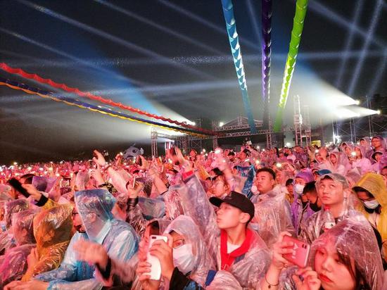 身穿雨衣的乐迷。盐官旅游供图