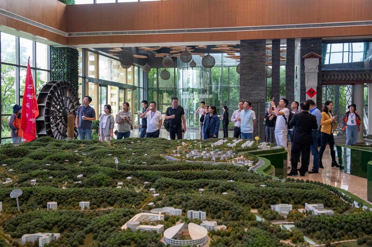 参观浔龙河生态艺术小镇微观沙盘模型。