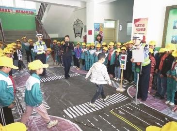 连日来，西和县公安局交警大队走进辖区汉源镇幼儿园、城南幼儿园、姜川中心小学等学校开展交通安全进课堂活动，为孩子们上了一堂生动有趣的交通安全课。本报通讯员 王汉军 摄（陇南日报）