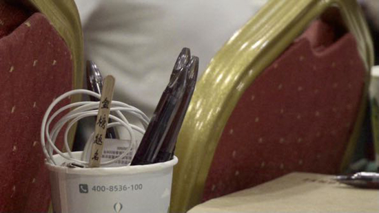在培训班，有人在咖啡搅拌棒上写“金榜题名”。邵真/摄