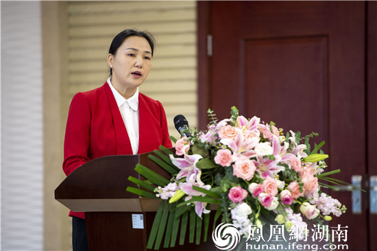 长沙县人民政府副县长黄泽红向参会媒体记者推介长沙县。