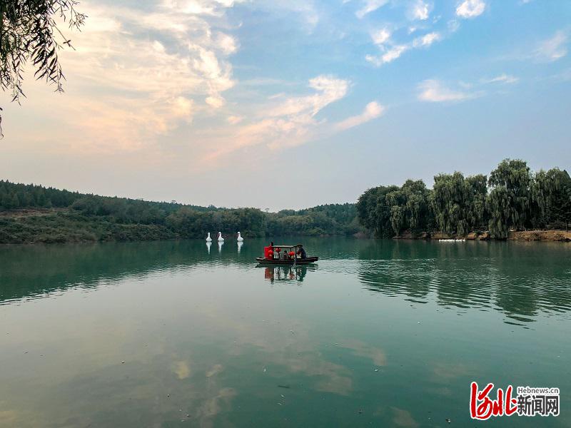 9月20日，邢台市第四届旅发大会进行观摩参观活动。图为栾卸银杏风景区 杜船摄