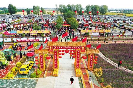 晒五谷、展民俗、舞大龙……高台县各镇村举办地方特色的民俗活动庆祝丰收节。新甘肃&middot;甘肃日报通讯员 郑耀德