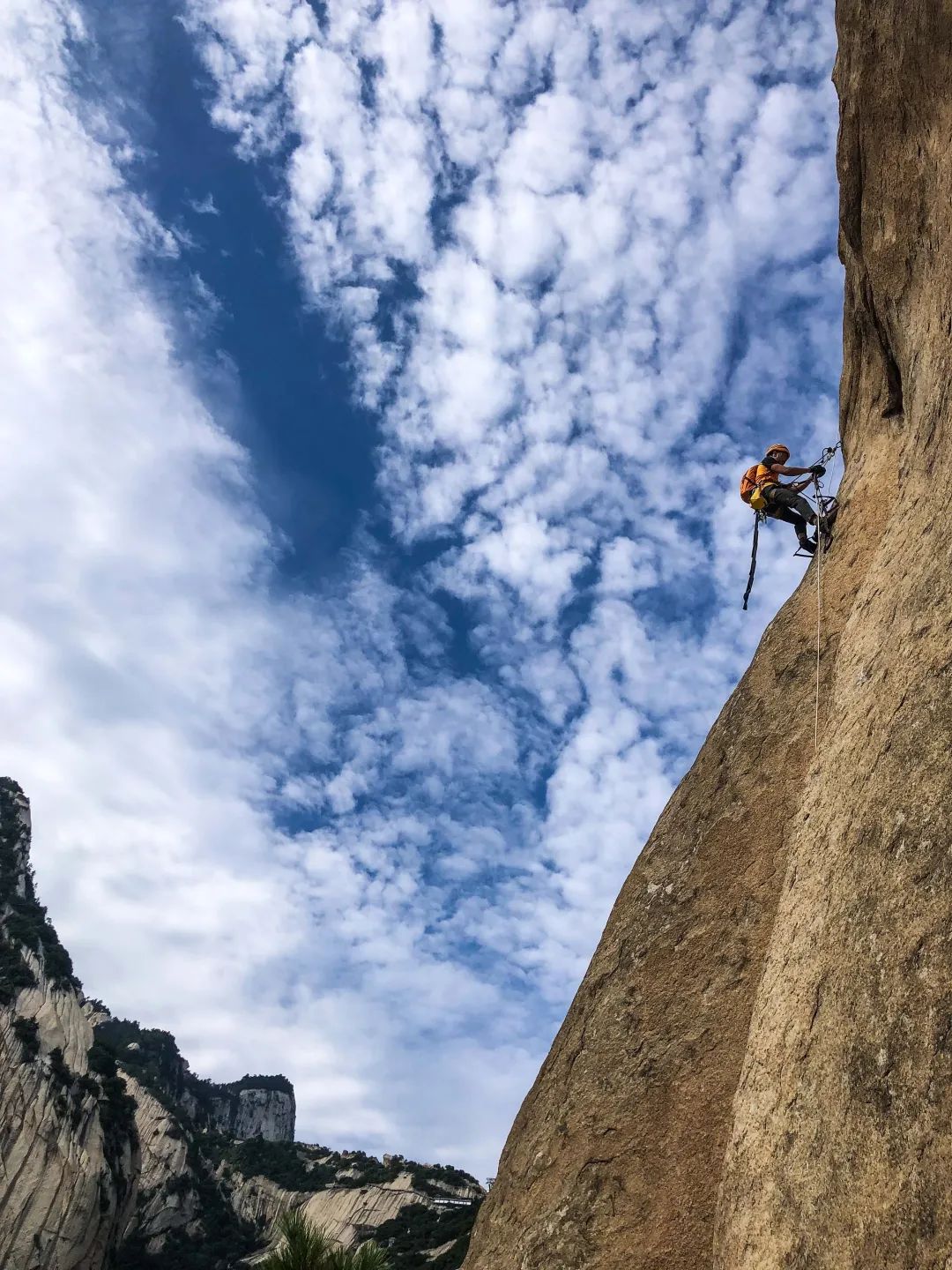 岩壁攀登公开赛暨中国攀岩自然岩壁系列赛9月23日在华山景区盛大开幕
