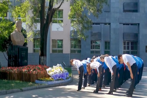 附中师生代表向张寒晖先生的雕像敬献鲜花