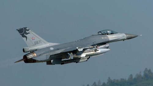 反击李登辉“两国论”：解放军100多架次战机飞临“海峡中线”