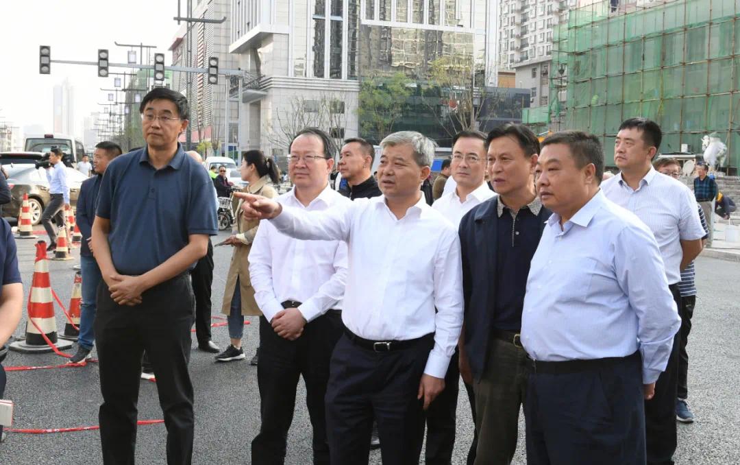 ▲ 山西省委常委、太原市委书记罗清宇，山西省政协副主席、太原市委副书记、市长李晓波督导检查解放路改造工程。梁琛 摄