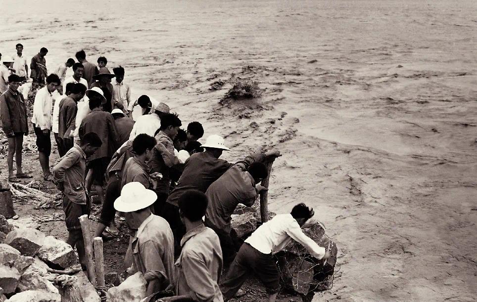 ▲这是1982年群众迎战黄河大洪水的资料照片。