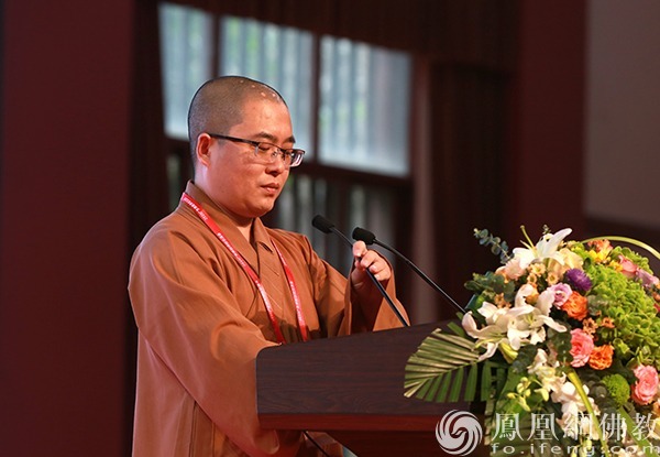 雍瑞法师宣讲“如何安顿身心”（图片来源：凤凰网佛教）