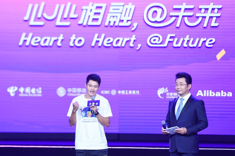 9月22日，中国短跑名将谢震业（左）出席“智能亚运一站通”上线仪式。新华社记者黄宗治摄