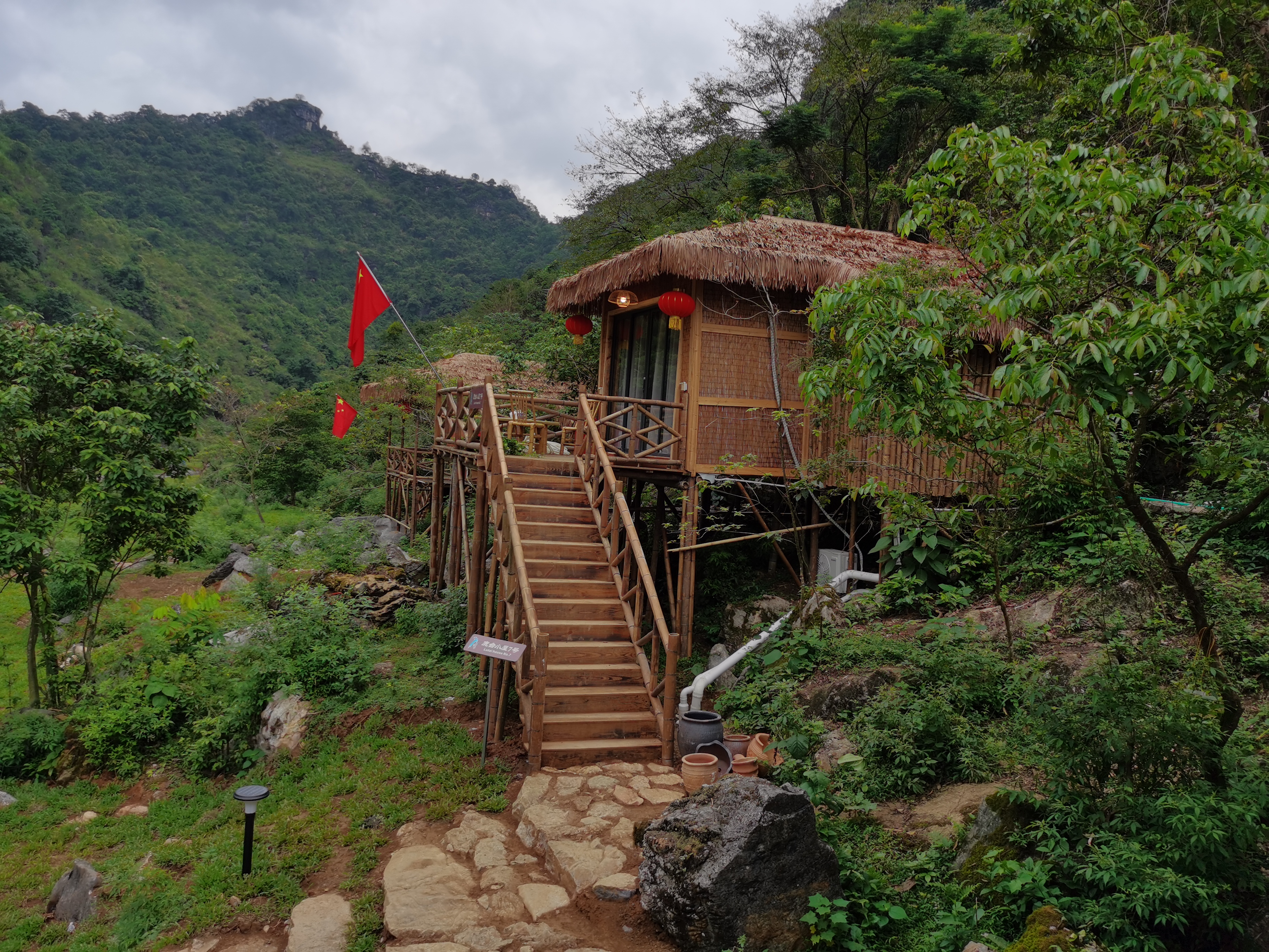 广东省户外运动森林康养营地——寻源谷位于肇庆市怀集县桥头镇,与