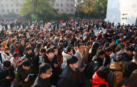 2019年12月7日，2020年江苏公务员考试笔试开考，现场人山人海。人民视觉供图