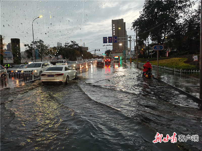 雨后，城关黄河大桥北岸路面出现积水。王占东 摄