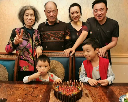 54岁张晞临晒娇妻，结婚9年把老婆宠成太上皇，一家四口很幸福