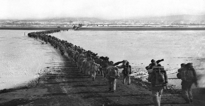 1950年10月19日，中国人民志愿军跨过鸭绿江