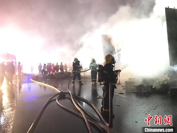 广东汕昆高速畲江段一大货车着火驾驶员遇难身亡