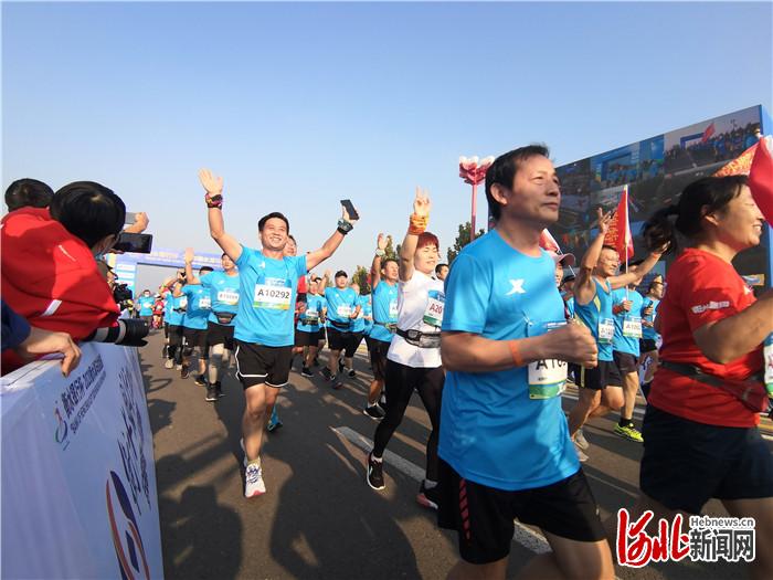 图为2020衡水湖马拉松赛比赛现场。河北日报记者焦磊摄
